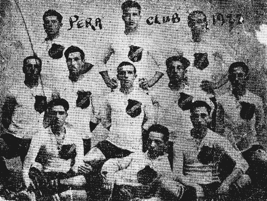 Το ποδοσφαιρικό σωματείο Πέρα Κλουμπ φωτογραφίζεται το 1922 στην Κωνσταντινούπολη. Αθλητές και αυτού του σωματείου, που έδρευε στην περιοχή του Ταξίμ, αποτέλεσαν την πρώτη μαγιά της αθηναϊκής ΑΕΚ. Στο κέντρο της μεσαίας σειράς ο Κώστας Νεγρεπόντης, από τους πρώτους σταρ της ποδοσφαιρικής Ένωσης