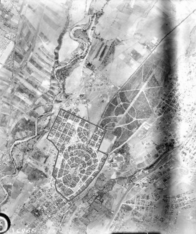 Αεροφωτογραφία του προσφυγικού συνοικισμού το 1937. Διακρίνεται στα δυτικά του η κοίτη του Κηφισού, προς βορρά απέραντα χωράφια και στα βορειοδυτικά το Άλσος της Ν. Φιλαδέλφειας